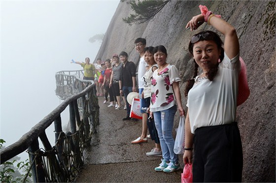 港源公司优秀员工登上三清山